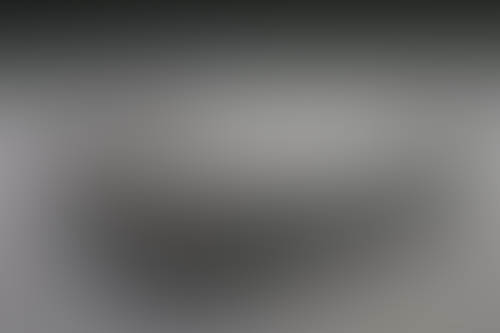 Nahaufnahme von einem geöffneten Laptop, zu sehen ist ein eingebauter Akku